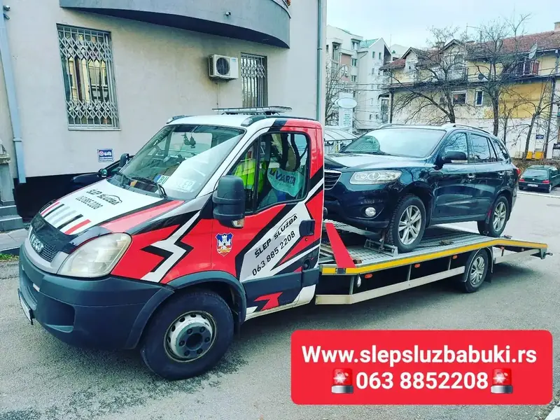 Šlep Služba Buki prevozi crni džip kroz gradsku ulicu u Beogradu