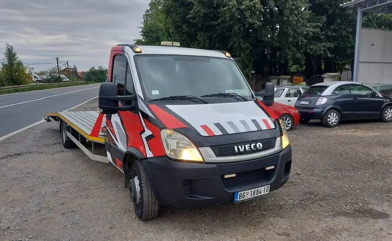 Šlep vozilo Iveco sa praznom platformom spremno za intervenciju