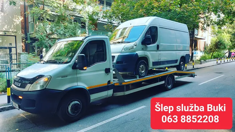 Beli kombi utovaren na šlep vozilo u Beogradu
